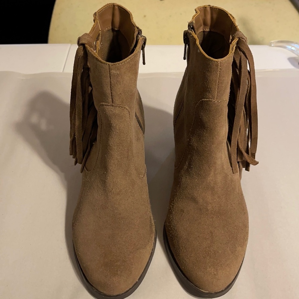 Coconuts “stroll through” heel booties sz.6
